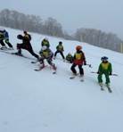 スキーでジャンプをしている人たち

中程度の精度で自動的に生成された説明